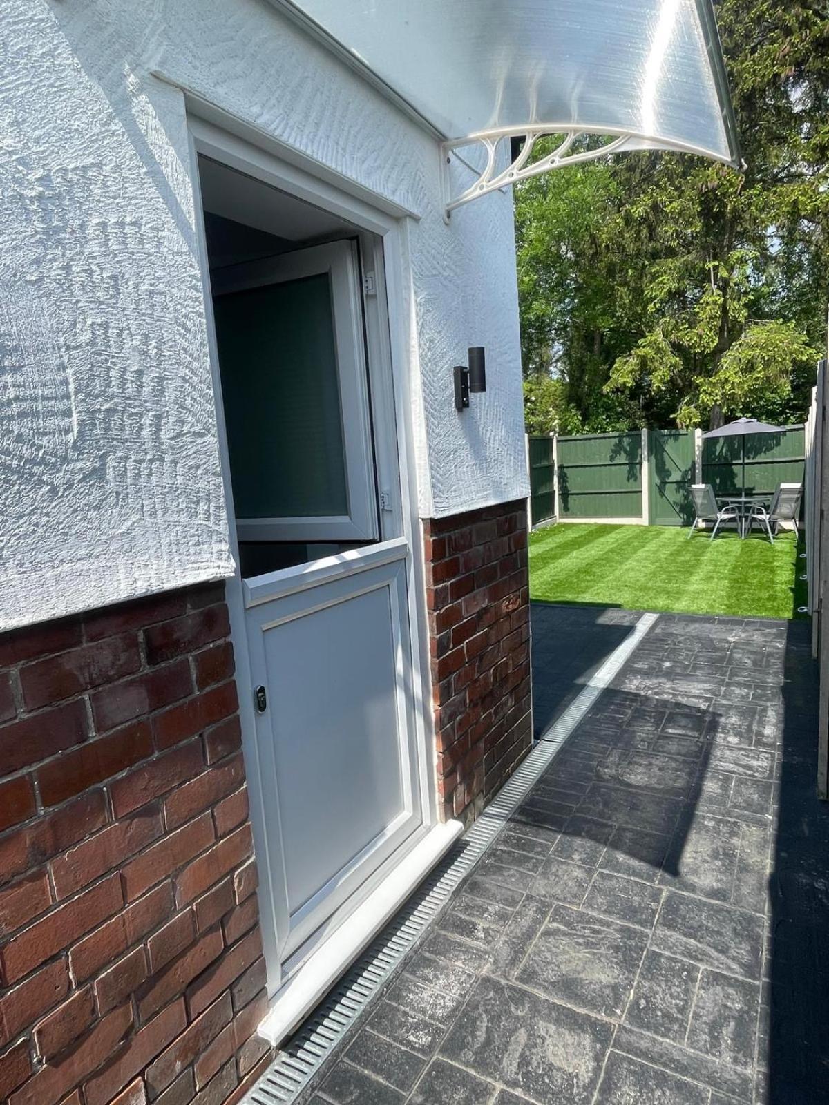 The Upton Coach House Birkenhead Exterior foto